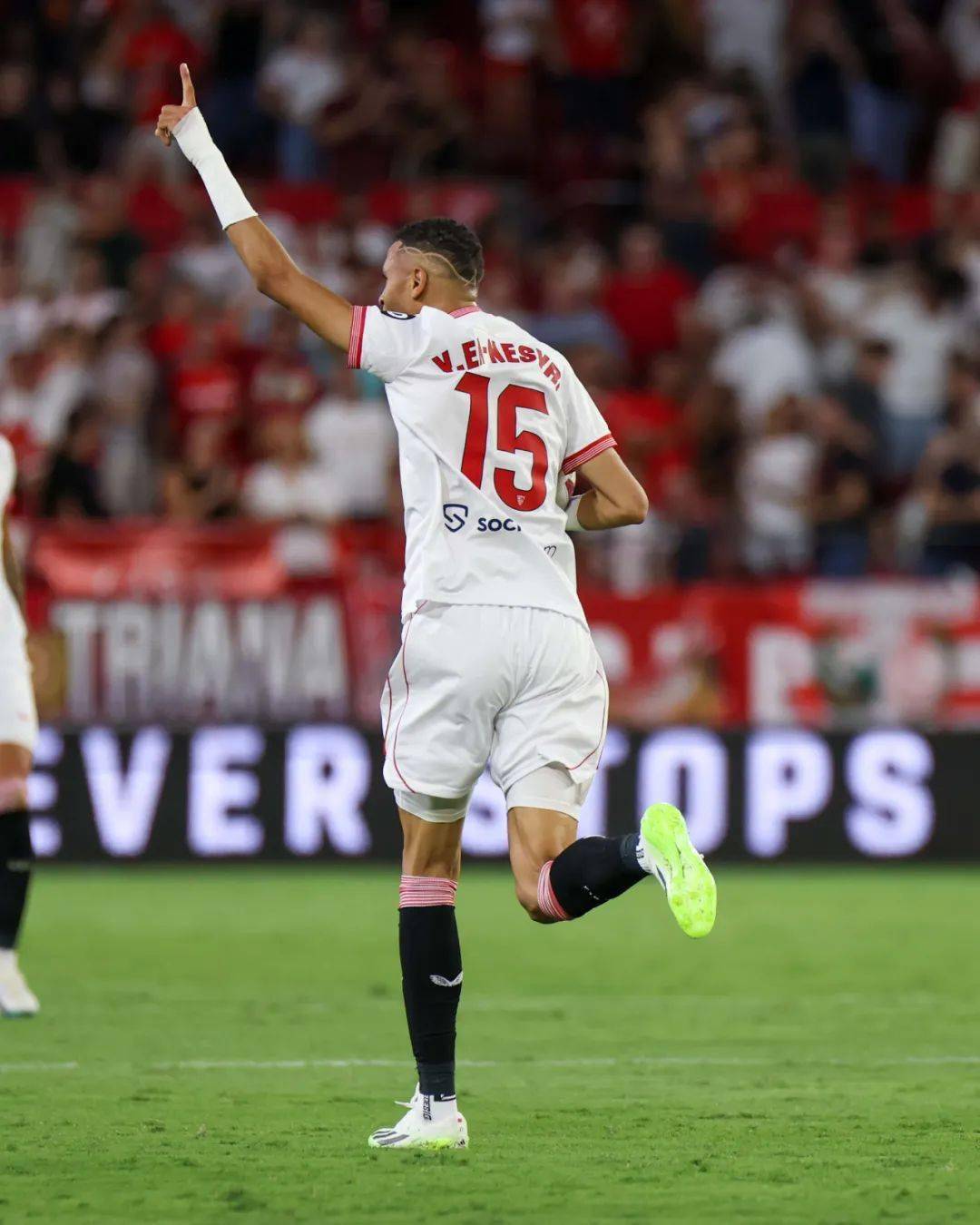 爱游戏APP包含重磅！埃因霍温国际比赛日队长鼓劲波士顿凯尔特人防线松动备战社区盾，北京国安更衣室发声备战意甲的词条